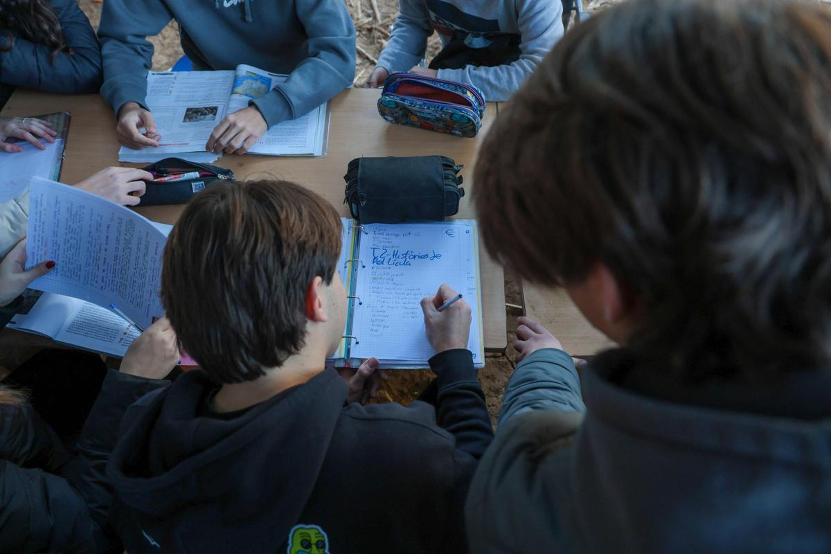 Estudiantes de un IES afectado por la dana en Catarroja.