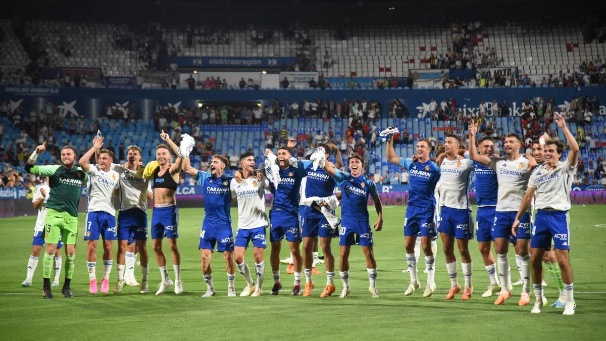 Los jugadores bailan el 'Moverse, maños, moverse' al final del partido contra el Villarreal B en La Romareda.