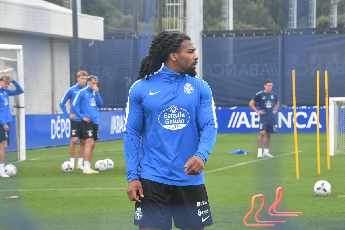 Ya vestido con la ropa de entrenamiento blanquiazul, Adama Traoré trabaja junto a sus compañeros. Ya vestido con la ropa de entrenamiento blanquiazul, Adama Traoré trabaja junto a sus compañeros.