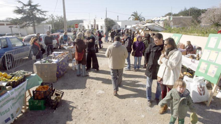 Vista general, donde se puede observar que los vendedores han tenido que prescindir del toldo, debido al fuerte viento reinante.