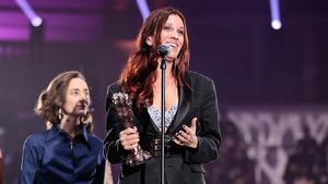 Neus Ballús y Ariadna Ribas (detrás), recogiendo el premio al mejor montje por ’Sis dies corrents’.