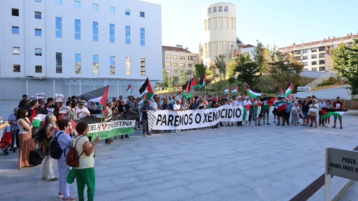 Simpatizantes de la causa palestina y contra el genocidio de Israel arropan el hostelero que expulsó a un grupo de turistas israelíes de su bar en Vigo.