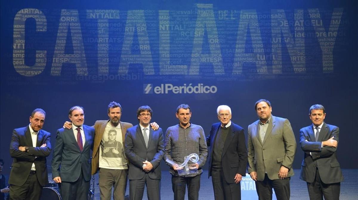 De izquierda a derecha, Enric Hernàndez, Conrado Carnal, Pau Donés, Carles Puigdemont, Òscar Camps, Josep Maria Espinàs, Oriol Junqueras y Agustín Cordón.