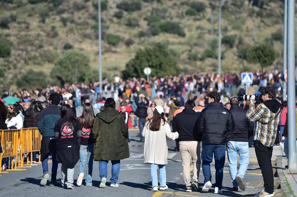 Asistentes al homenaje póstumo a Robe Iniesta, cantante y compositor de Extremoduro, en el Palacio de Congresos de Plasencia, su ciudad natal. Plasencia, 14 de diciembre de 2025. Fotografía de Toni Gudiel.