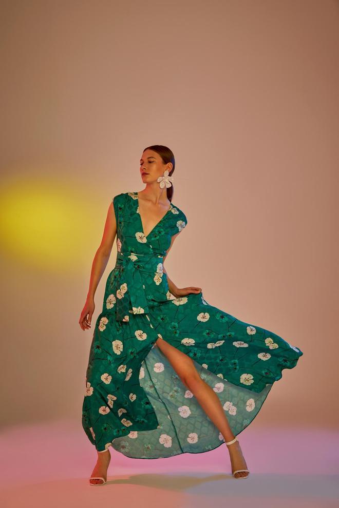 Vestido con estampado de flores y abertura frontal de la colección primavera-verano 2023 de Dolores Promesas