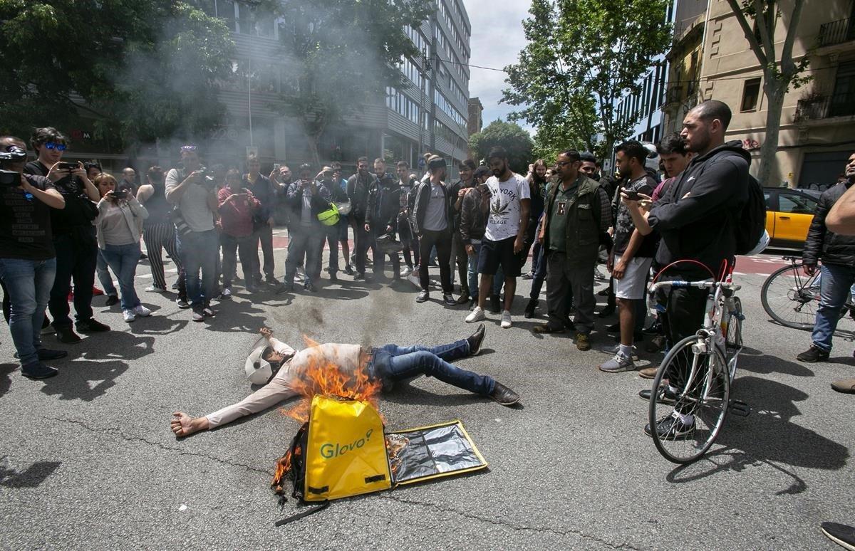 Protesta de los trabajadores de Glovo por la muerte de un repartidor el pasado sábado en Barcelona.