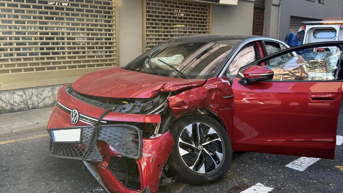 Coche accidentado tras colisionar con el tranvía
