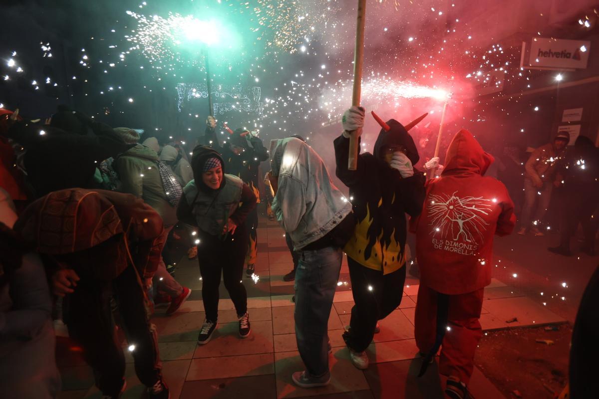 Galería: El Correfoc ilumina la noche de Magdalena en Castellón