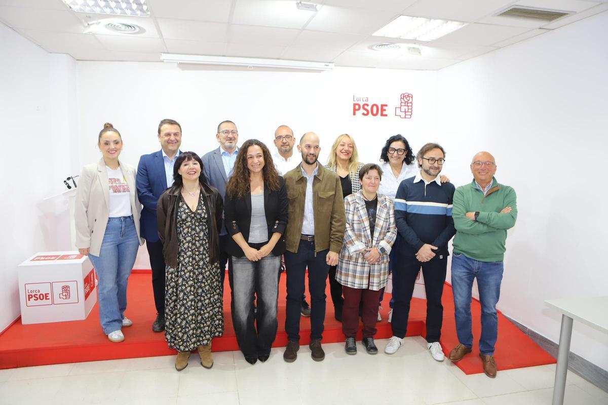 Isabel Casalduero (de negro) anunciaba este miércoles su intención de presentarse a las primarias de la agrupación.