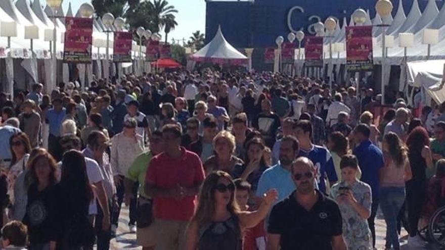 Lleno en el  puerto con la  feria «outlet»