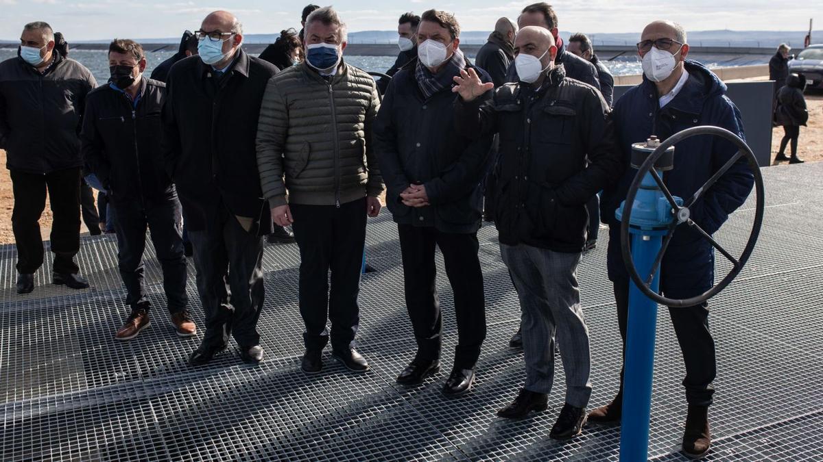 El ministro de Agricultura (centro) visita la balsa elevada del canal Toro-Zamora entre Coreses y Molacillos. | Emilio Fraile