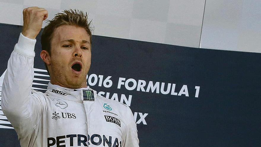 Rosberg festeja su título en el podio de Abu Dabi. // Efe