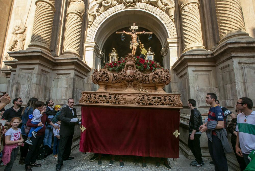 Miles de personas salen a la calle para ver procesionar a seis cofradías