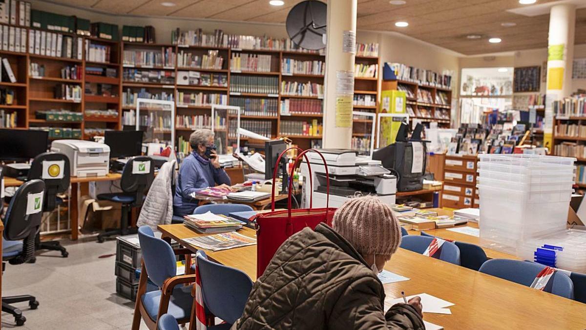 La biblioteca pateix greus problemes d&#039;espai amb només tres taules per als usuaris