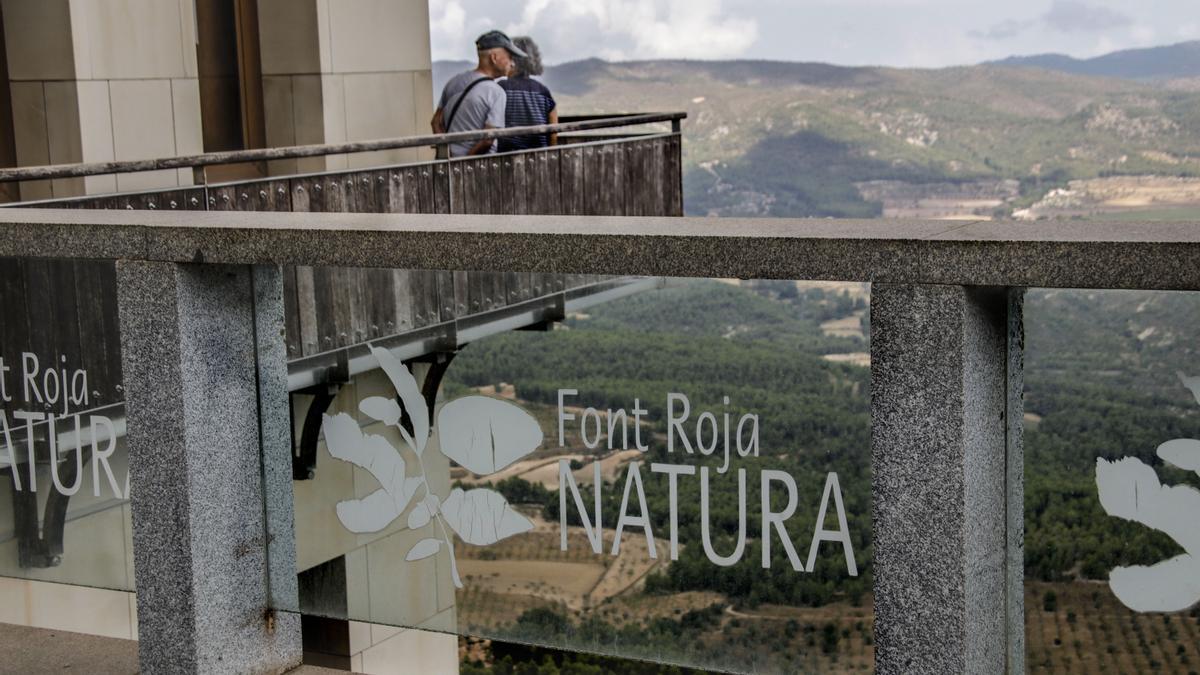 Dos visitantes en un balcón del edificio Font Roja Natura.
