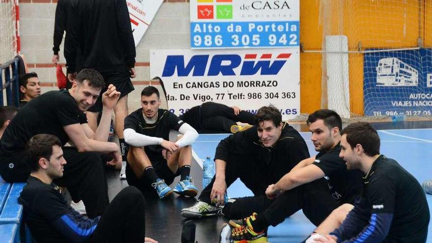 Los jugadores del Frigoríficos tras el entrenamiento de ayer en O Gatañal. // Gonzalo Núñez