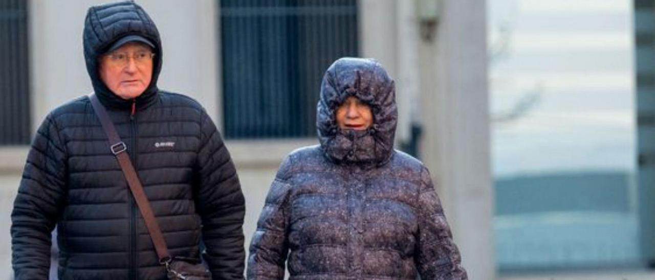 Dos personas pasean en una jornada de mucho frío en Aragón.