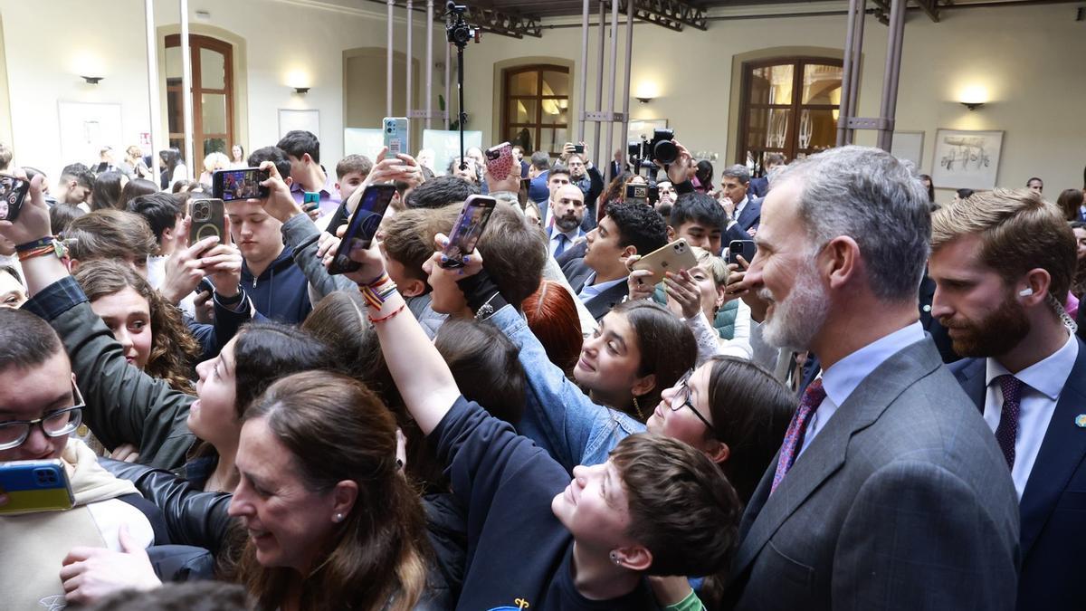 El rey Felipe VI causa sensación en Cádiz: de los 'selfies' con jóvenes al divertido momento saludando a una madre