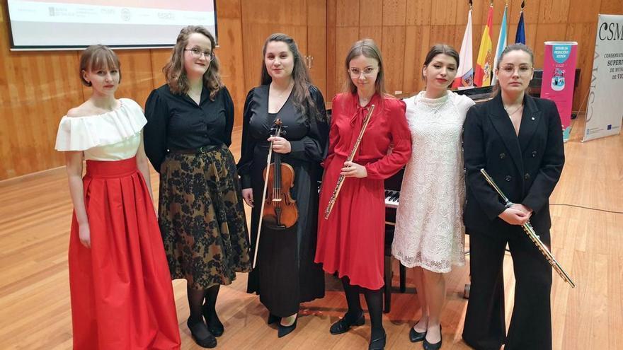Las alumnas ucranianas que ayer clamaron por la paz con sus instrumentos. // Marta G. Brea