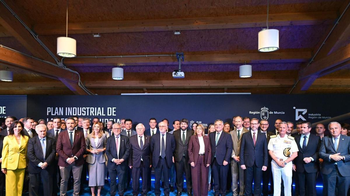 Foto de familia en el acto de presentación del Plan Industrial en Cartagena