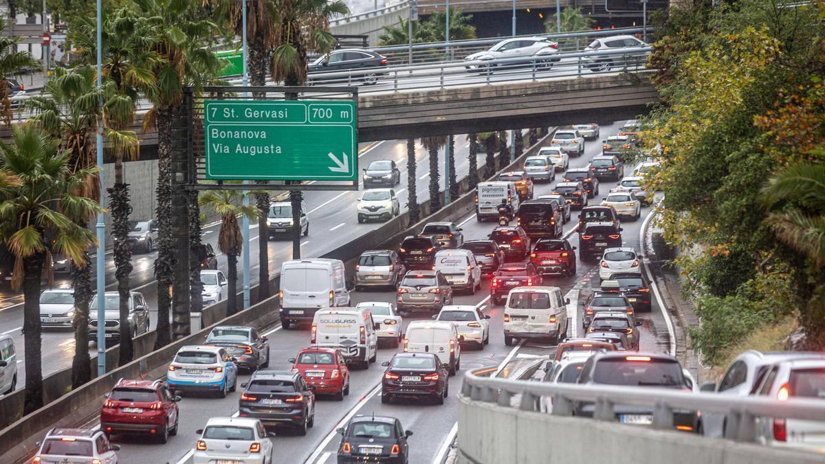 Un accidente en la ronda Litoral deja 5 kilómetros de retenciones en sentido Llobregat