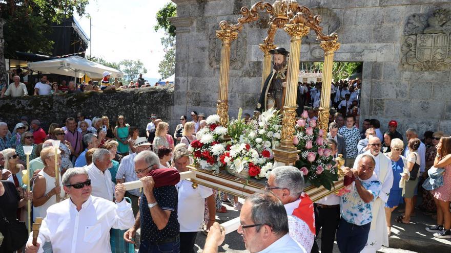 La figura de San Roque es cargada por la comitiva. A la izquierda, el obispo, Quinteiro Fiuza, oficiando la misa mayor. Debajo, asistentes degustando los platos típicos.   | // FOTOS: ALBA VILLAR