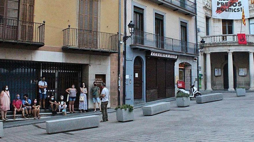 Els visitants recorden els plens en una plaça de Sant Pere ara tranquil·la