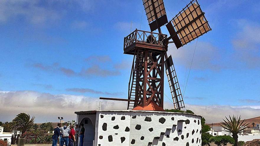 La Molina de Teguise, ayer, durante la visita de las autoridades del Cabildo y el alcalde de Teguise. | | LP/DLP