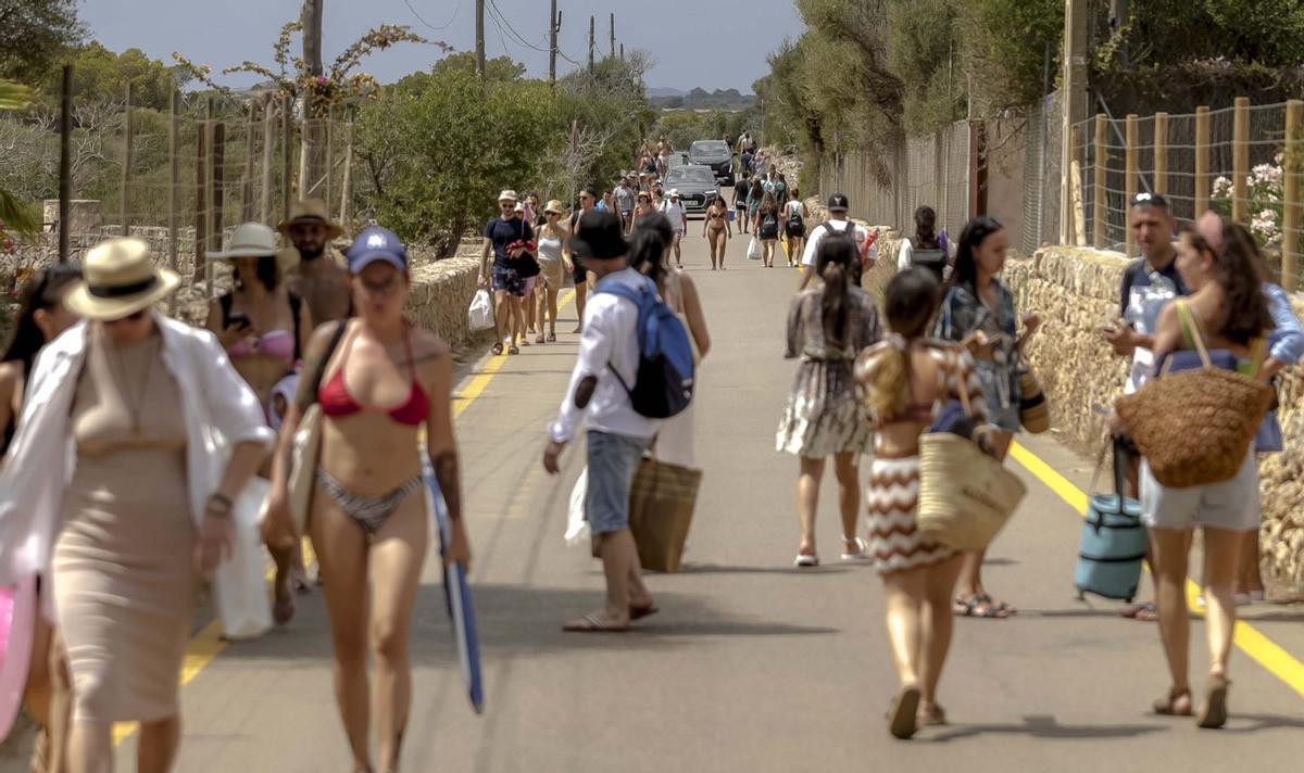 Der Strom der "Pilger", die zur Bucht Caló des Moro unterwegs sind, hier ein Bild aus dem Sommer 2025.