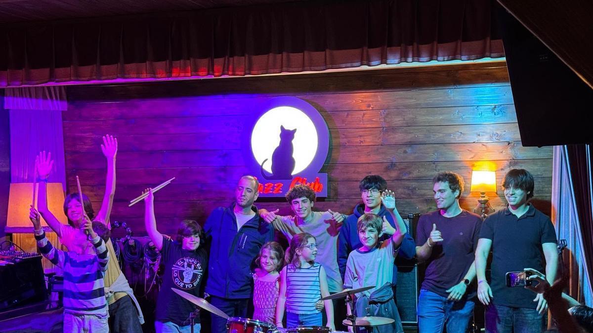 La Sala Cats con algunas de las personas que se han subido al escenario
