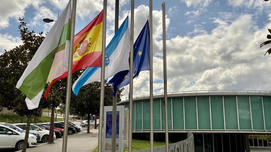 Enseñas a media asta en 
el consistorio de Lalín. 
|  Bernabé