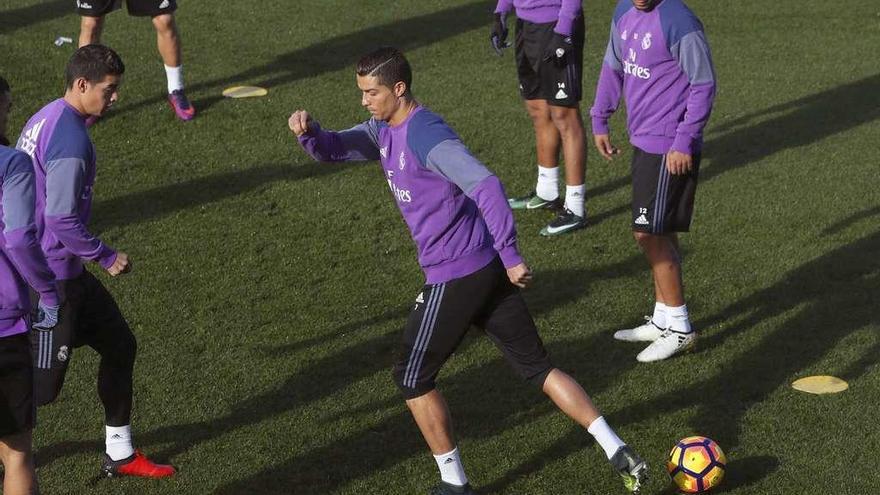 Cristiano Ronaldo, ayer en el entrenamiento con el Madrid.