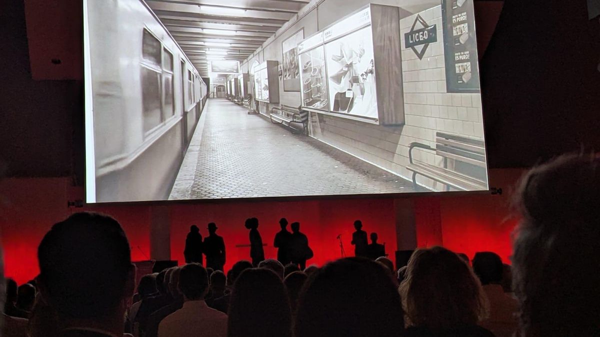 Proyección del vídeo de los 100 años de metro en el acto de celebración del centenario, en el Paranimf de la Escola Industrial.