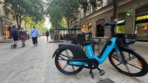 Bicicleta que durante más de un mes estivo estacionada en Consell de Cent