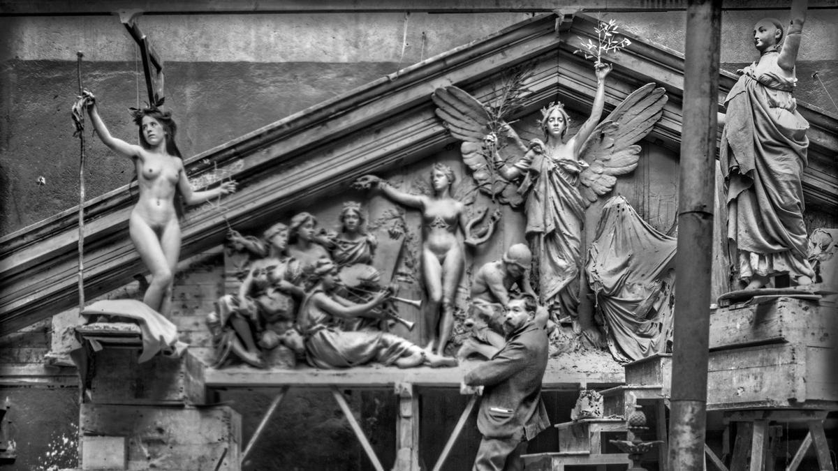 El escultor Agustín Querol esculpiendo el frontón de la Biblioteca Naciona