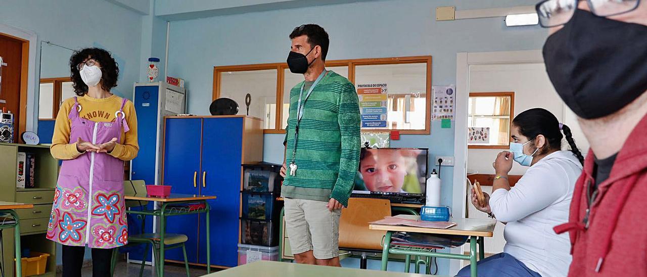 La docente Margot Selgas dirige una clase, con Rubén Velasco en el centro y los alumnos Raúl Dacosta y Myriam Jiménez.