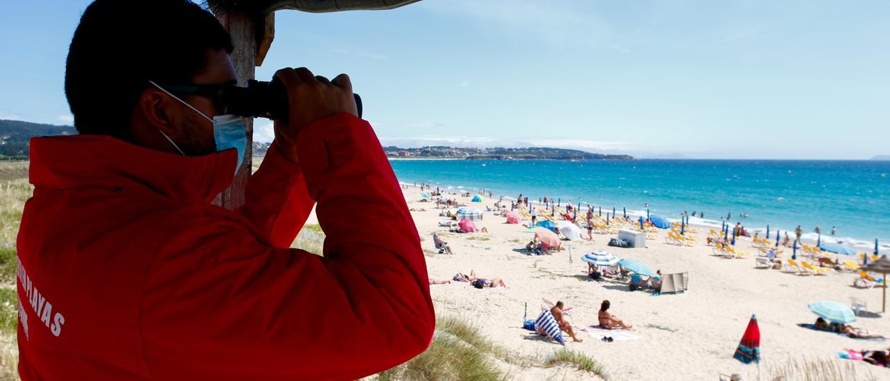 Una playa de O Grove con bañistas el pasado verano