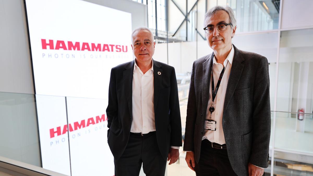 Pere Navarro, delegat especial de lEstat al CZFB, juntament amb David Castrillo, gestor de desenvolupament de negocis a Europa de Hamamatsu CVC Pere Navarro, delegat especial de lEstat al CZFB, juntament amb David Castrillo, gestor de desenvolupament de negocis a Europa de Hamamatsu CVC