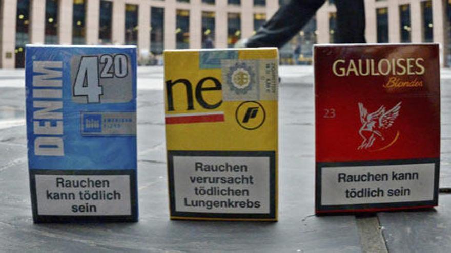 Tres paquetes de cigarrillos frente al Parlamento Europeo