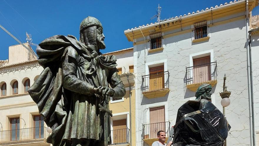 El monumento al Moro y al Cristiano regresa restaurado a la Plaza del Arco de Caravaca