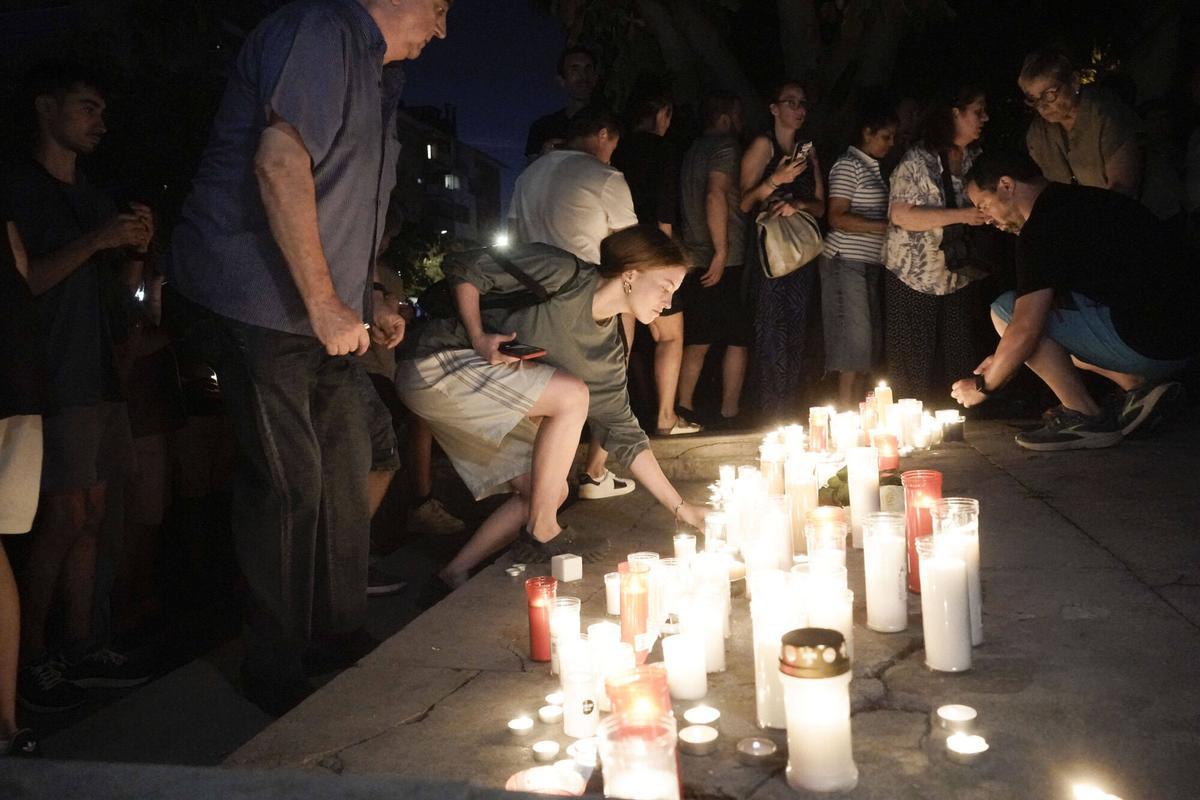 Més d'un miler de persones fan a Manresa una marxa silenciosa amb espelmes en record de Carles Vilajosana Més d'un miler de persones fan a Manresa una marxa silenciosa amb espelmes en record de Carles Vilajosana