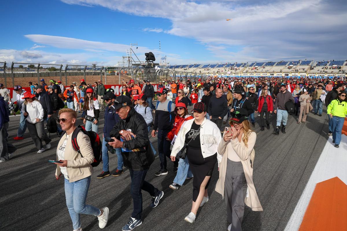 Miles de aficionados invadieron la pista al final para ver el podio de MotoGP
