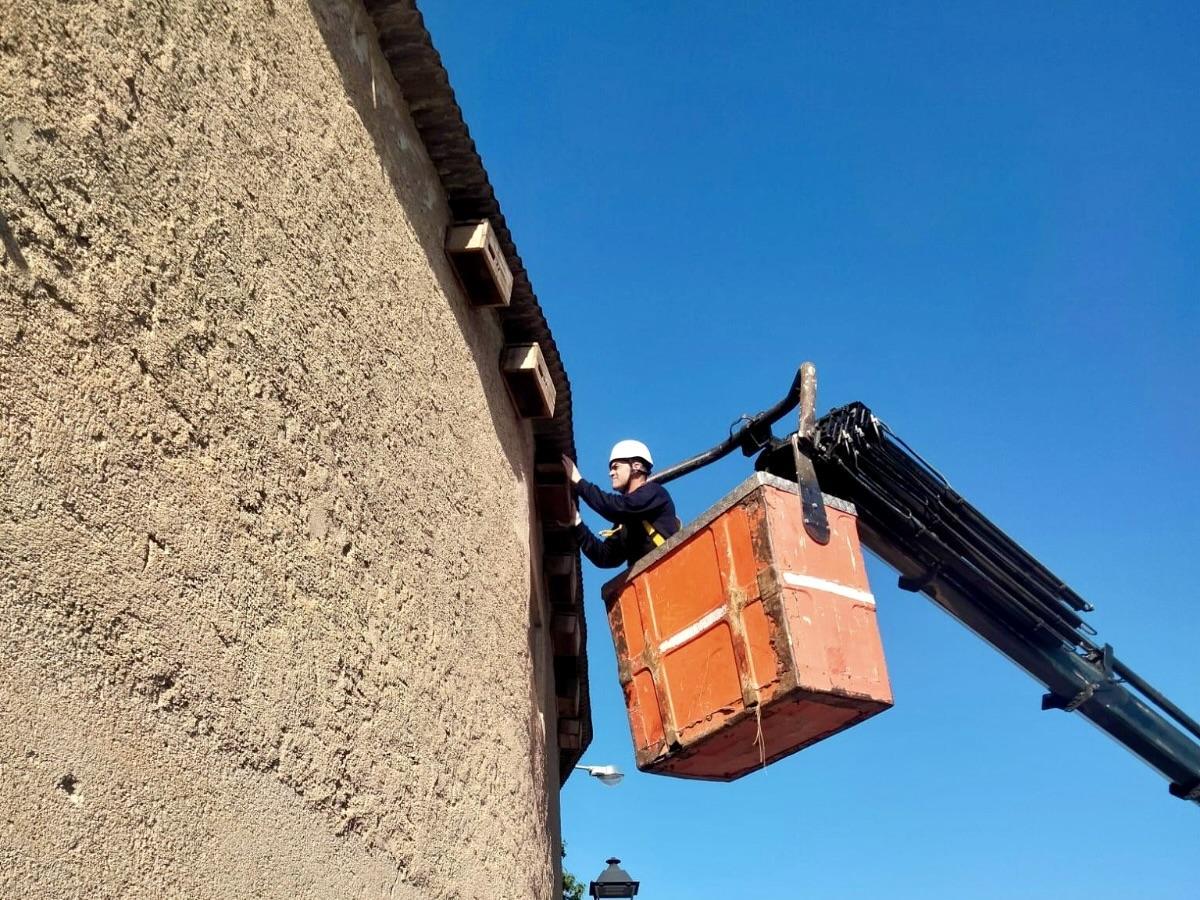 Un operario revisa varias cajas instaladas junto al río Gualdalentín.