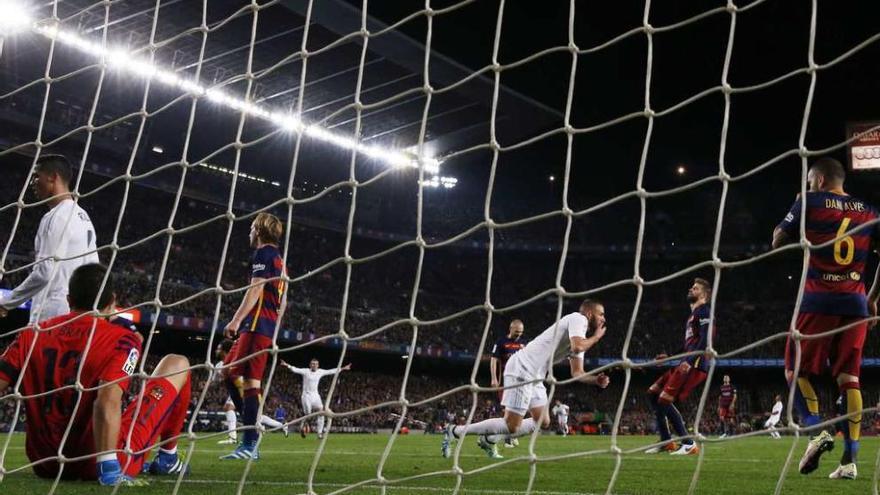 Karim Benzema celebra el primer gol del Madrid ante el Barcelona en el Camp Nou.