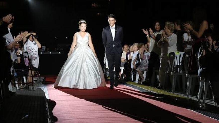 La Reina de la Fira de 2017, Laura Hernández Fernández, el domingo por la noche camino del escenario de la Murta.