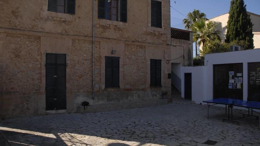 Imagen de la fachada del antiguo parvulario de las franciscanas desde el patio.