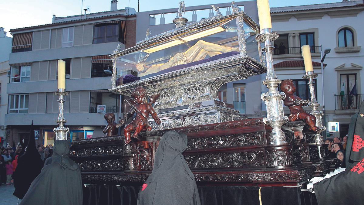 Santo Sepulcro: La hermandad del Santo Sepulcro de Baena, que procesiona el Viernes Santo, celebra este año el centenario de su refundación.