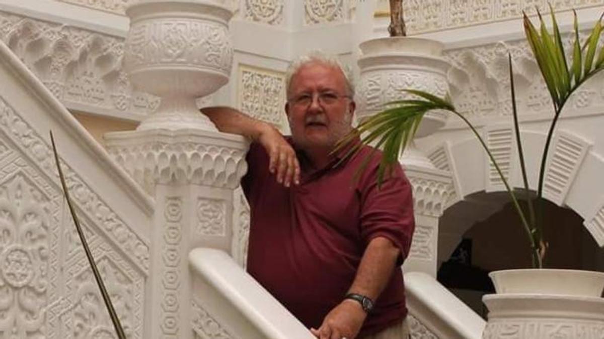 El escultor y guía turístico Luis Alonso.