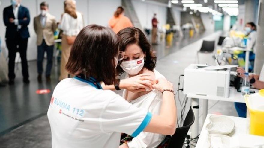 Isabel Díaz Ayuso recibe la vacuna de Pfizer en el Wizink Center.