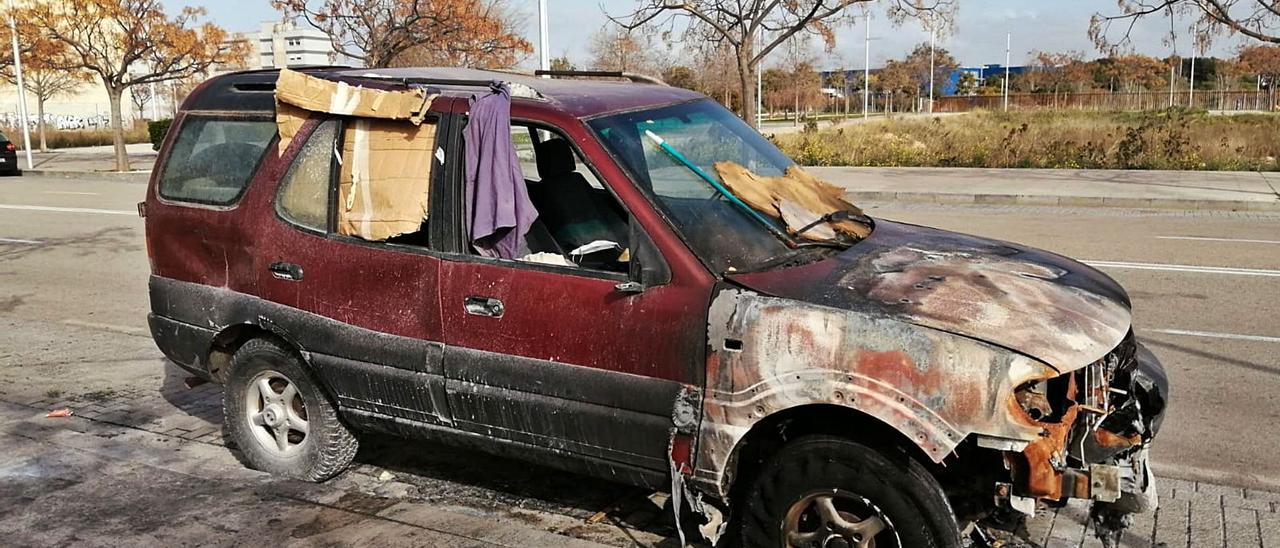 Unos menores fueron denunciados por intentar quemar a un indigente que estaba dentro de un coche en Palma. | X.P